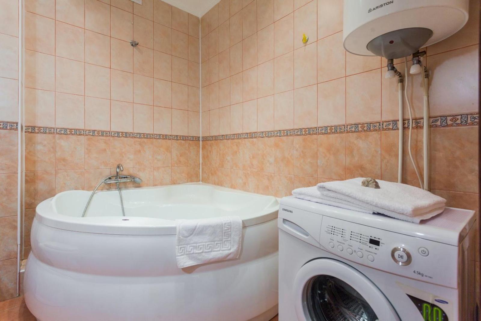 Navit Apartments With Breakfast,Near The Railway Station, The City Center, The Park 基輔 外观 照片